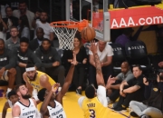 米兰体育官方网站-雄狮轻取灰熊，詹姆斯炮轰27分