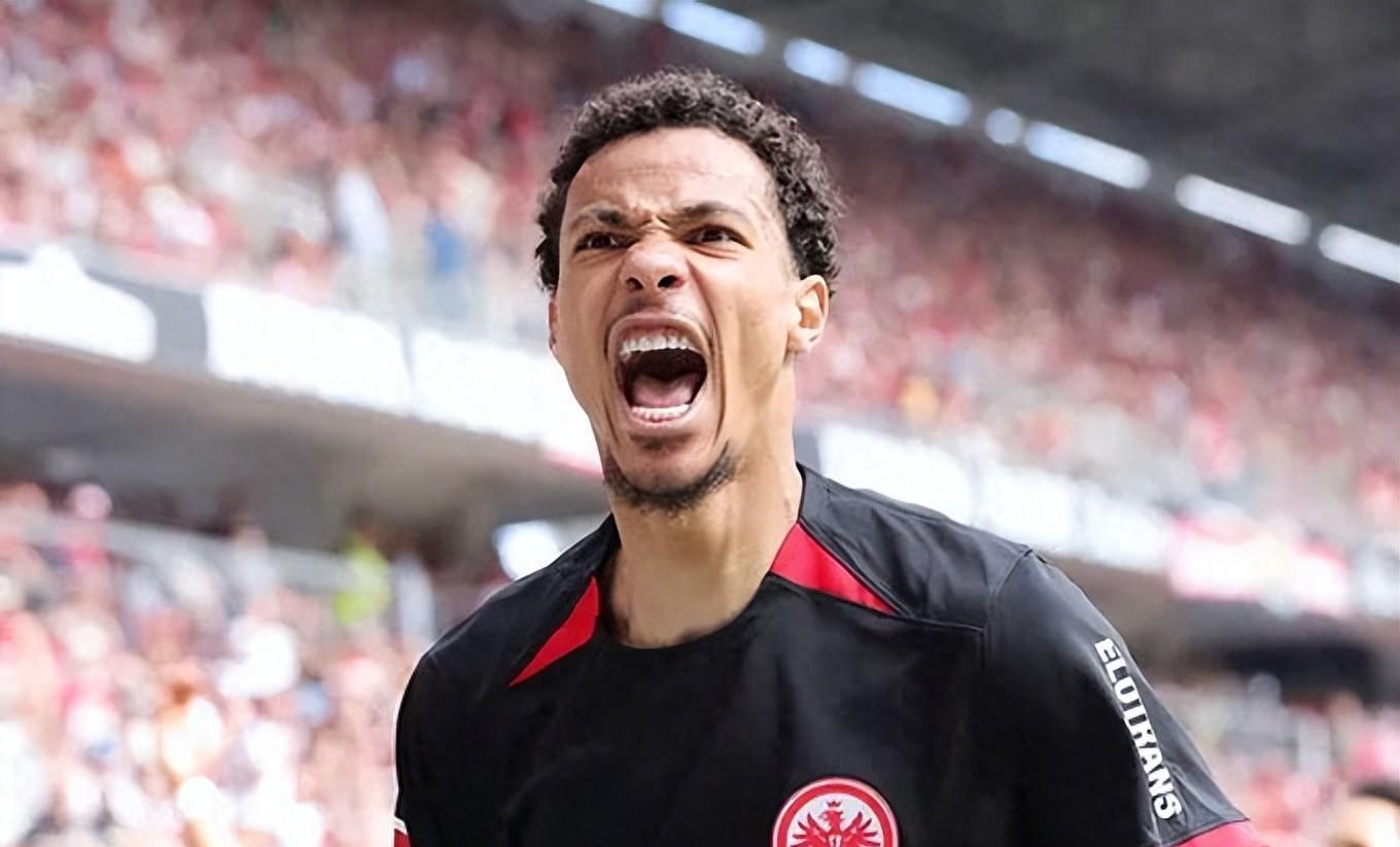 法兰克福前锋大放异彩，破门得分帮助球队取胜