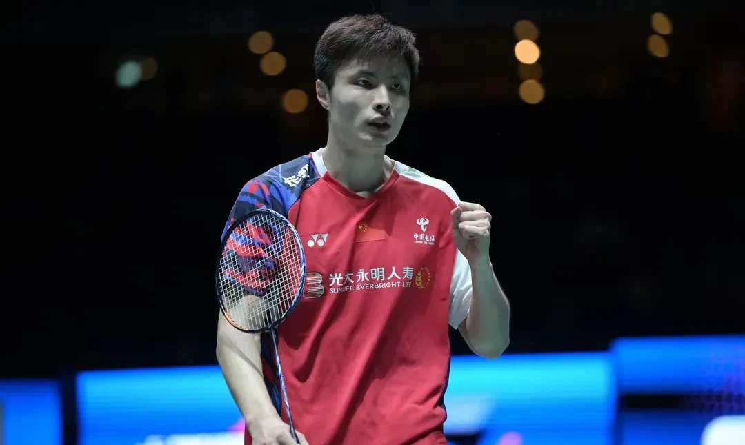 羽毛球选手技压群雄球技高超令人叹为观止