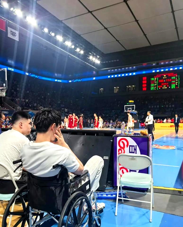 球员精彩状态频现，比赛中战况激烈