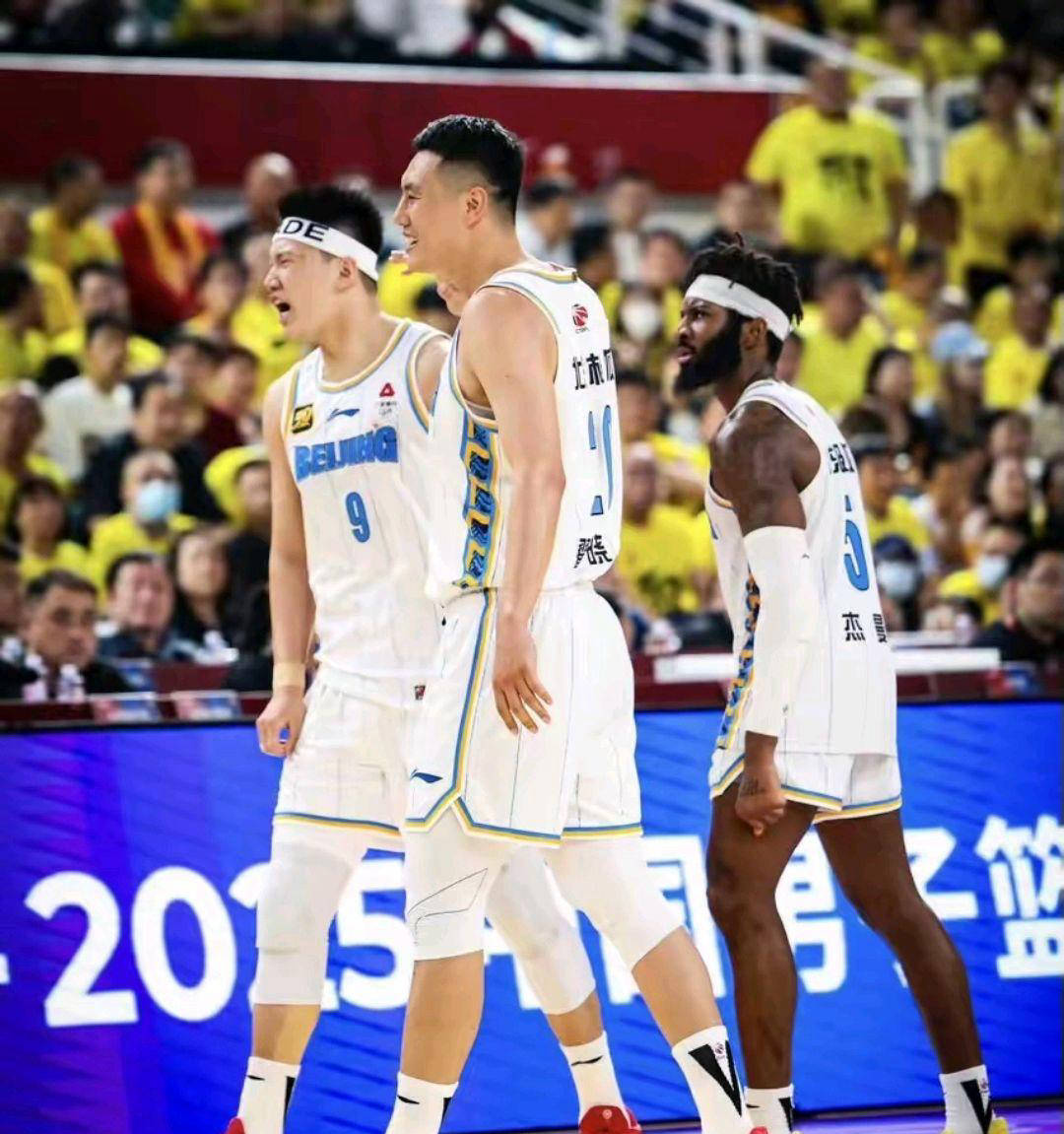 广西男篮与重庆队交手，场上对抗异常激烈的简单介绍