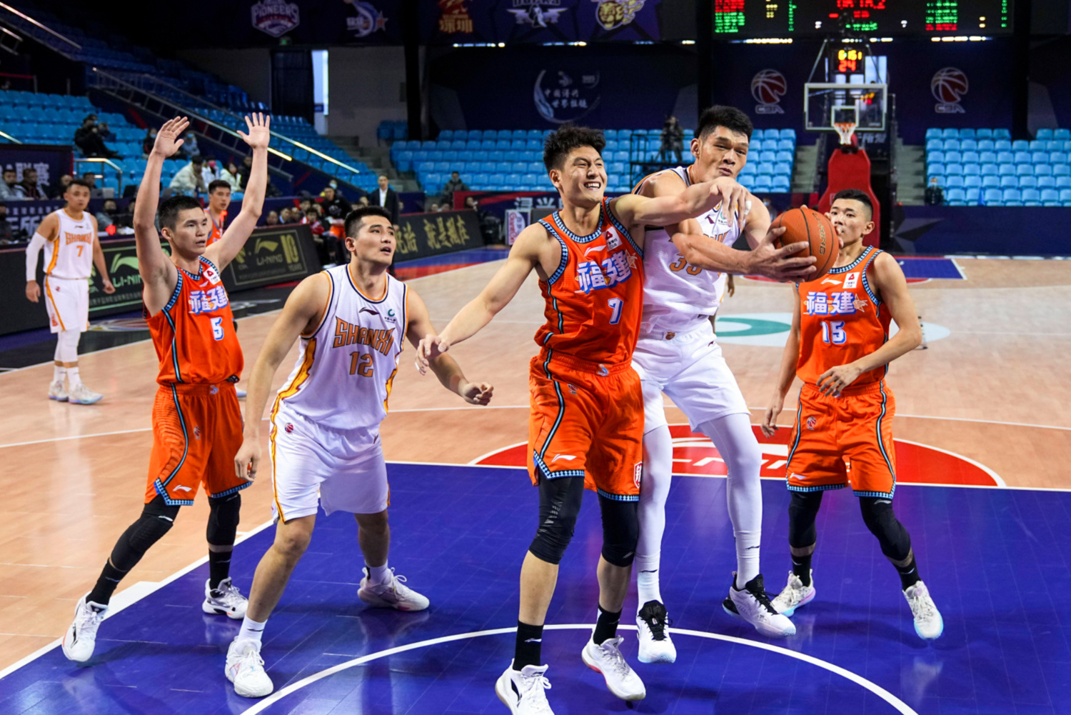 福建男篮在比赛中逆转成功，赢得重要胜利