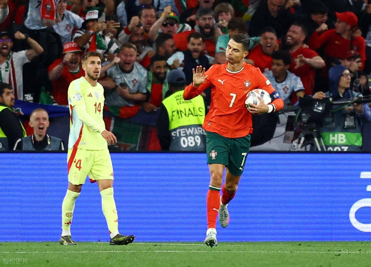 西班牙队在比赛中获得关键得点 西班牙队在比赛中获得关键得点