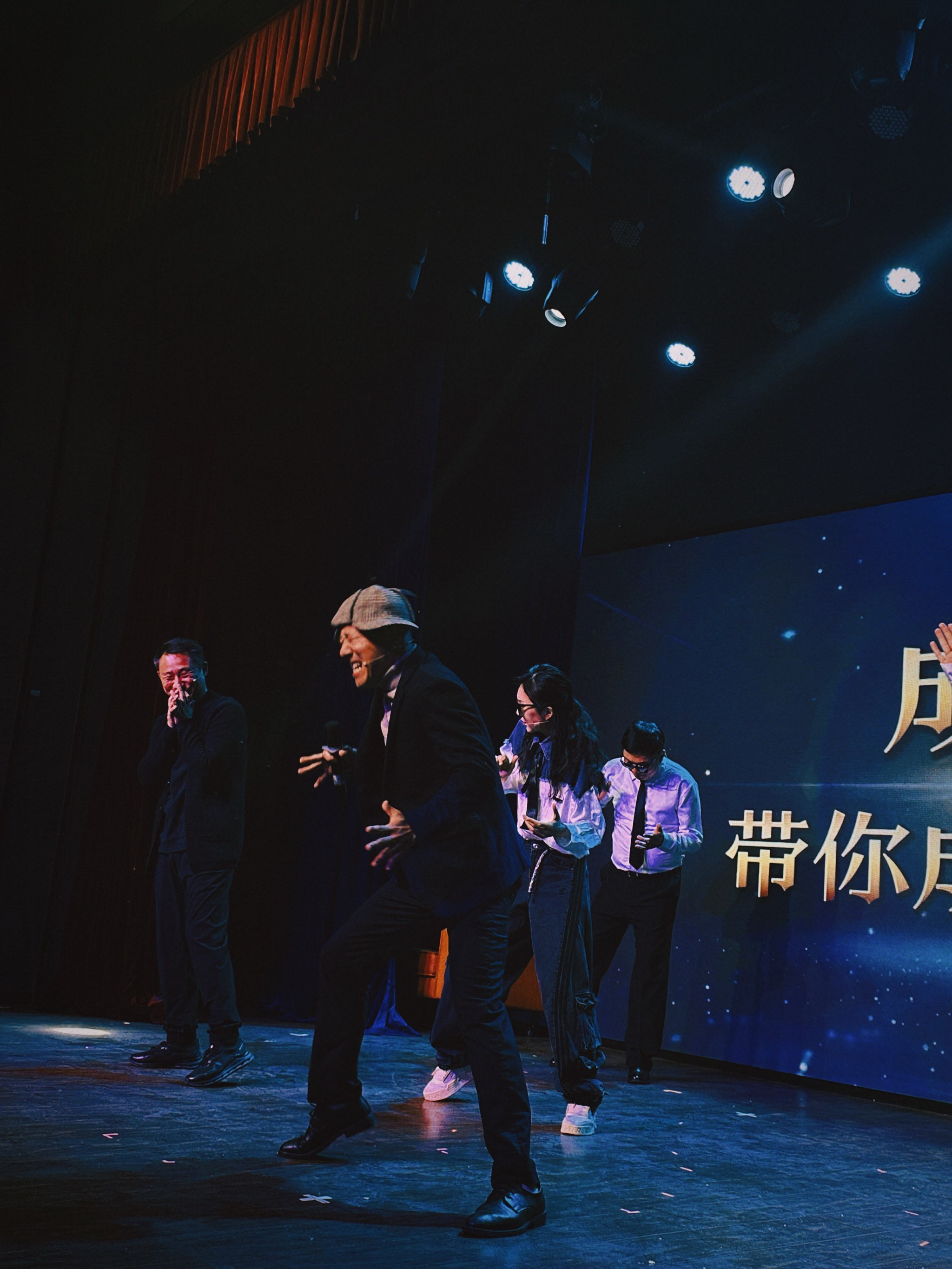 精彩比拼让人目不转睛，场面火爆的简单介绍