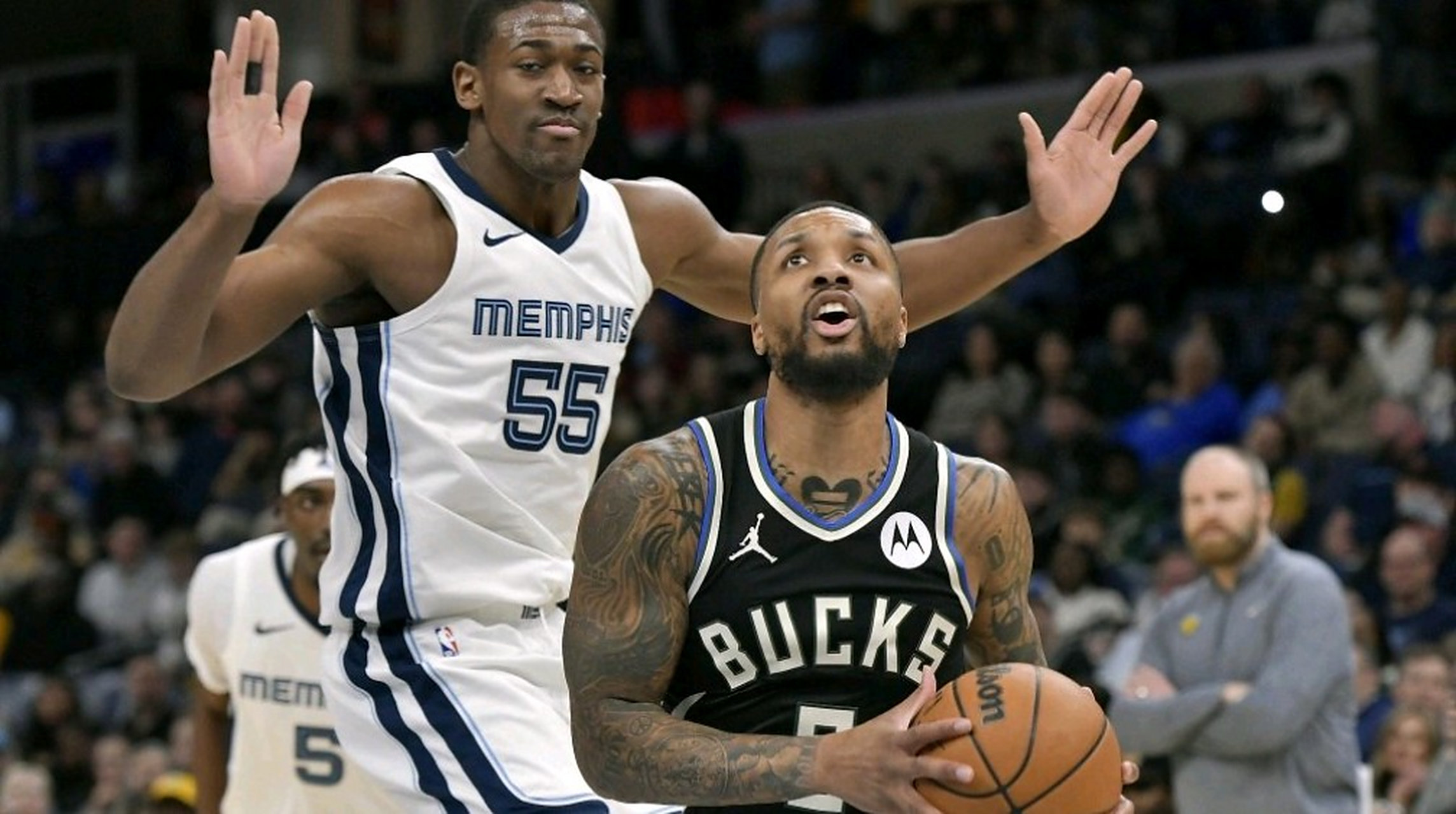 雄鹿逆转灰熊，继续保持不败