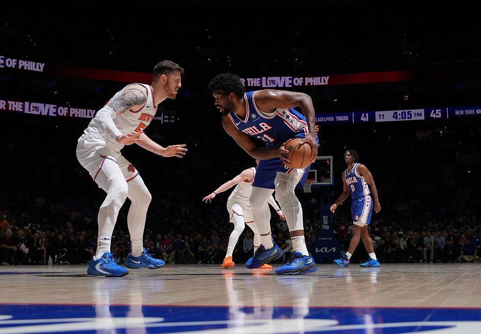 恩比德28+17，76人险胜尼克斯
