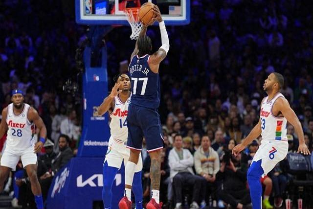 恩比德28+17，76人险胜尼克斯