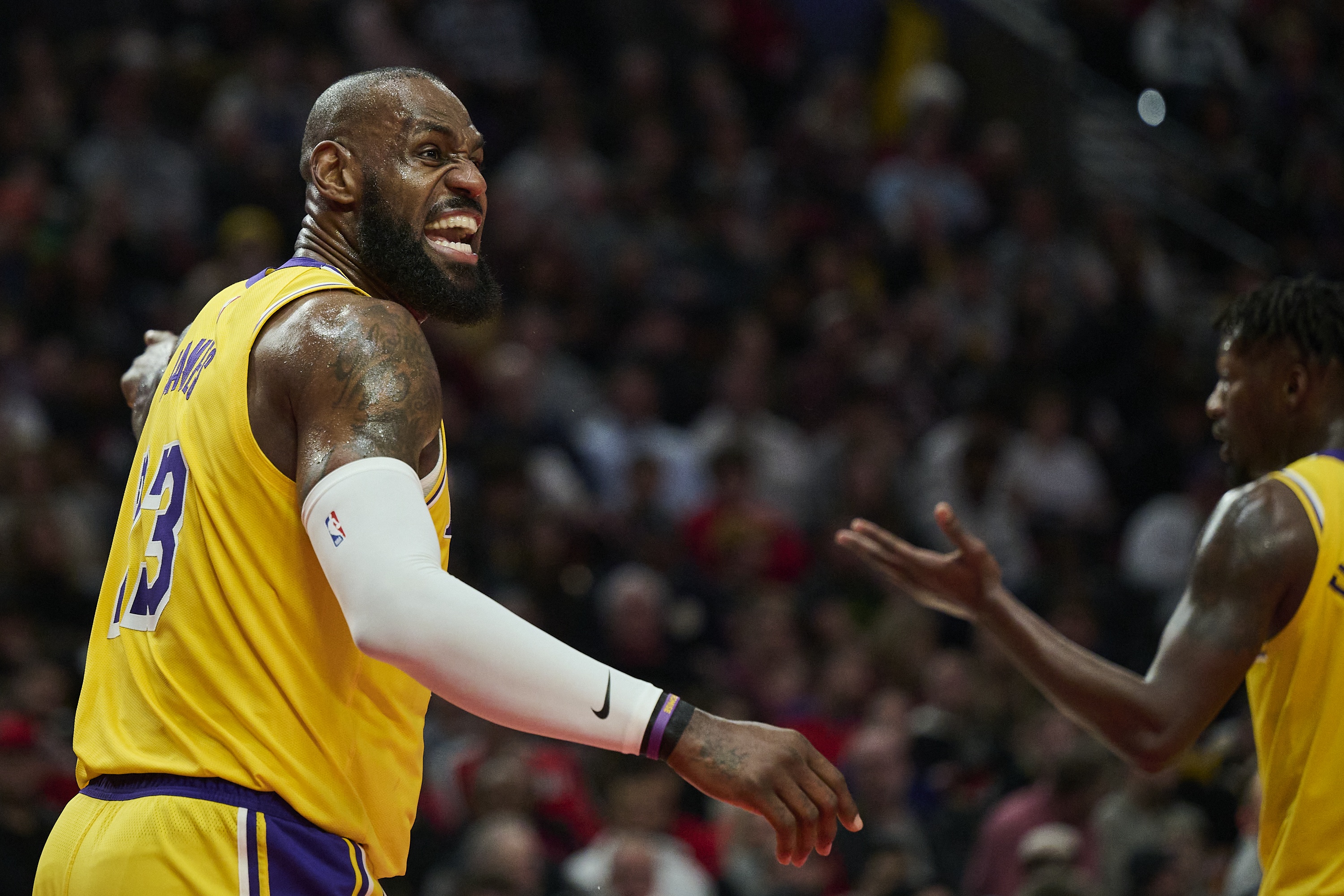 关于NBA季前赛：湖人胜勇士，詹姆斯砍下30+13的信息